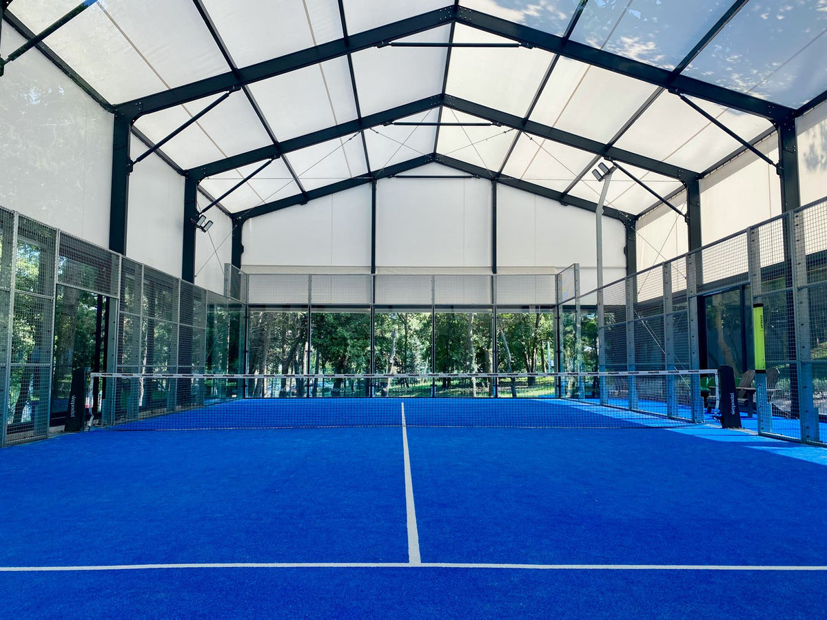 Campo da padel coperto, ideale per giocare in inverno al riparo dal freddo
