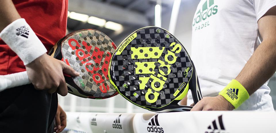 Immagine di due giocatori con dettaglio racchette padel paddle marchio adidas professionali