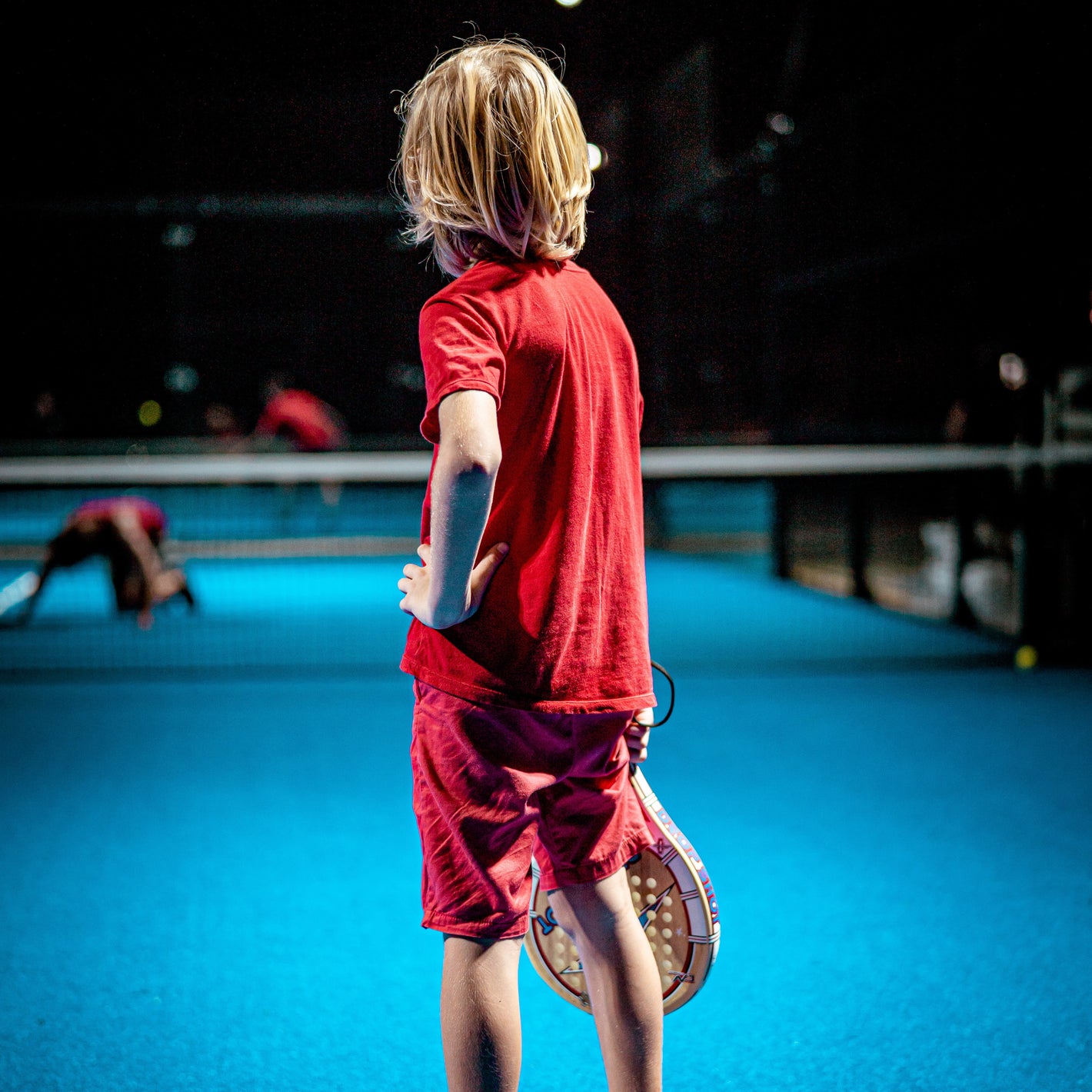 Foto ragazzo giovane che gioca a padel.