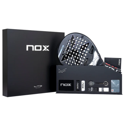 Foto pacco nox AT Limited del 2024 con racchetta e accessori.