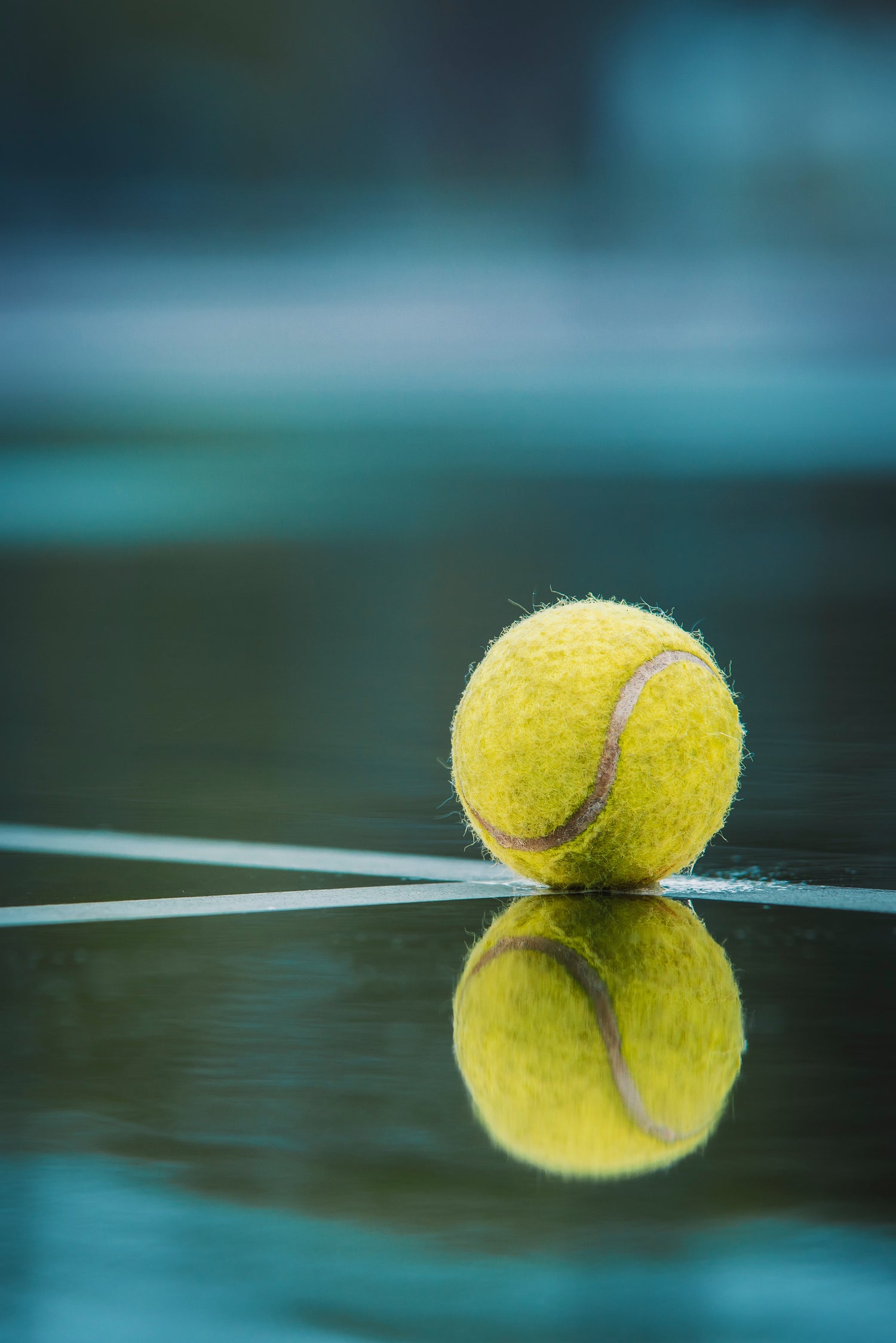 Foto  dettaglio pallina da padel, paddle su campo da gioco.